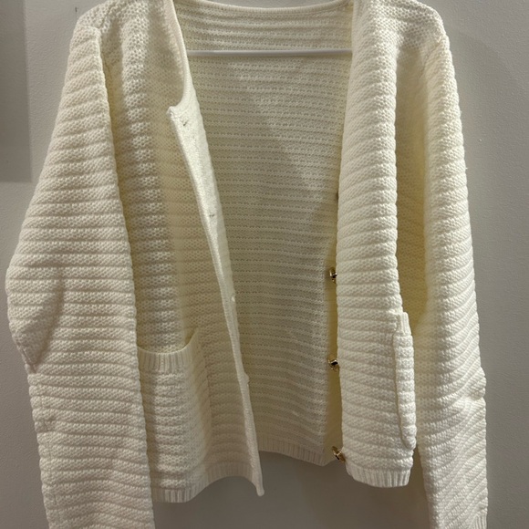 NWOT Women’s White Knit Cardigan Gold Buttons Pockets Size L Quiet Luxury - Picture 4 of 6